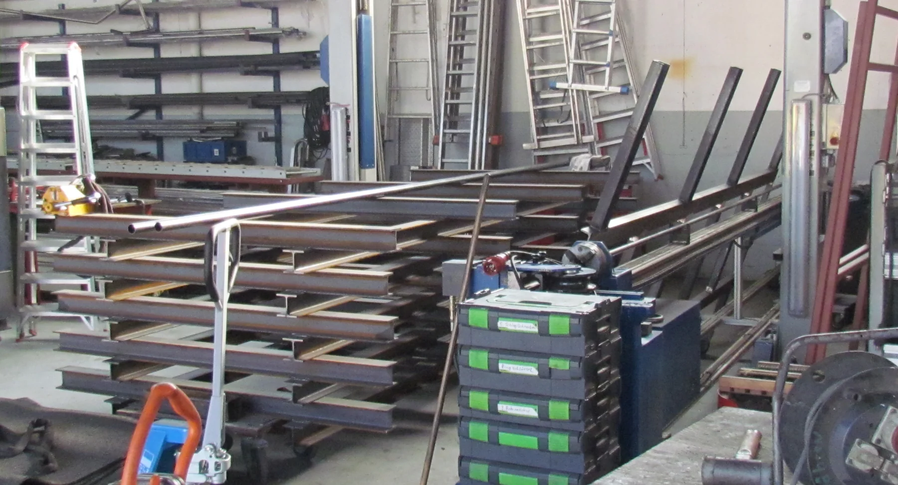 Metallkonstruktionen in der Werkstatt