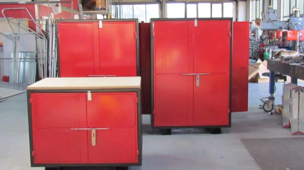 Werkzeugschrank mit Arbeitsfläche